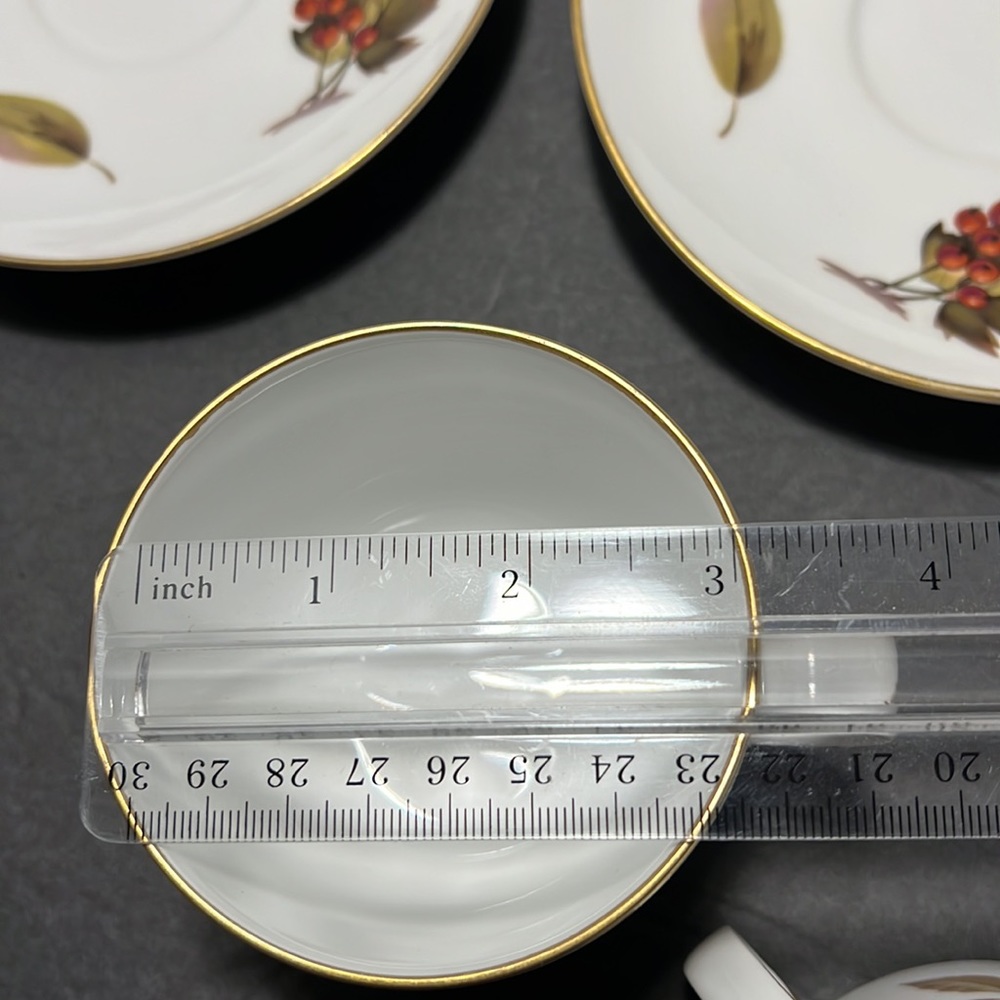 Royal Worcester Evesham Gold cups and saucers - Picture 9 of 10